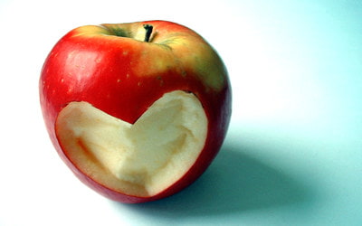 roter Apfel mit Herz